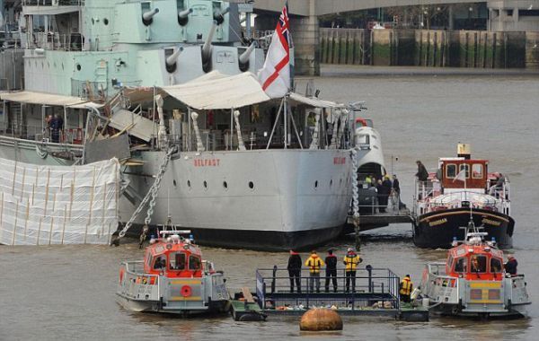 Происшествие на реке Темза (10 фото)