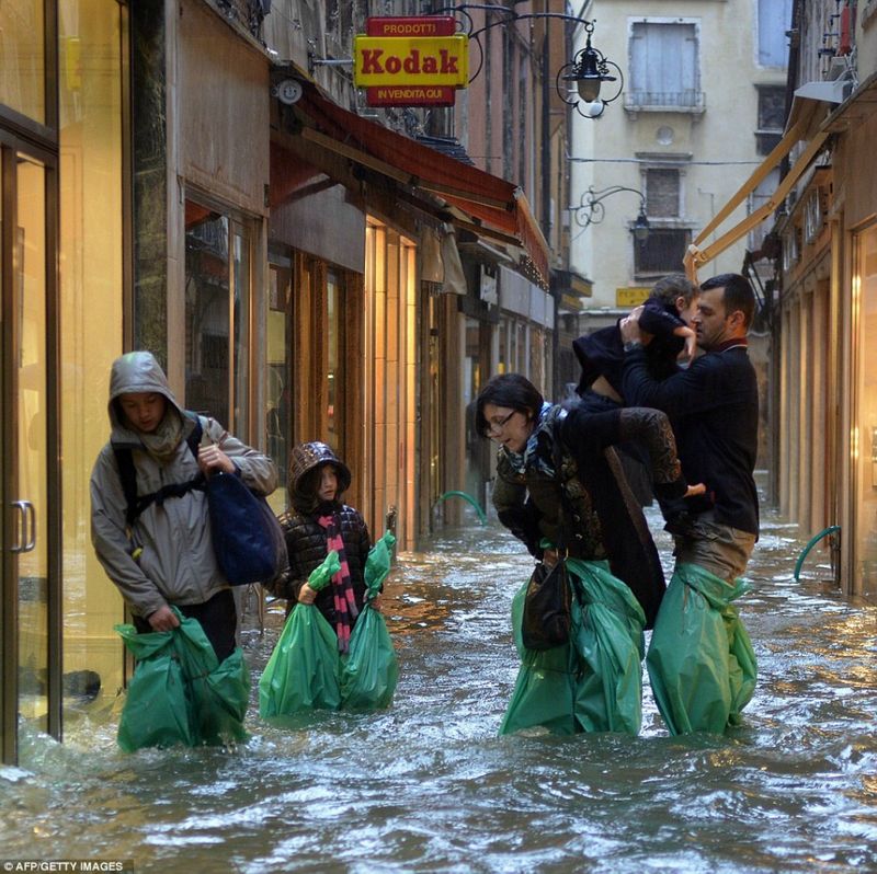 Сильнейшее наводнение в Венеции (10 фото)