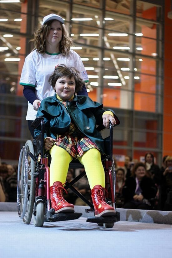 Российские инвалиды представили модную одежду в Москве (34 фото)