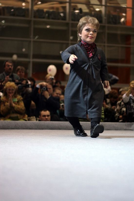 Российские инвалиды представили модную одежду в Москве (34 фото)