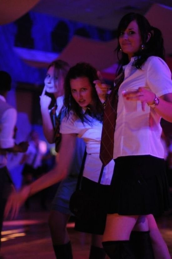Переодетые в школьниц девушки в ночных клубах (100 фото)