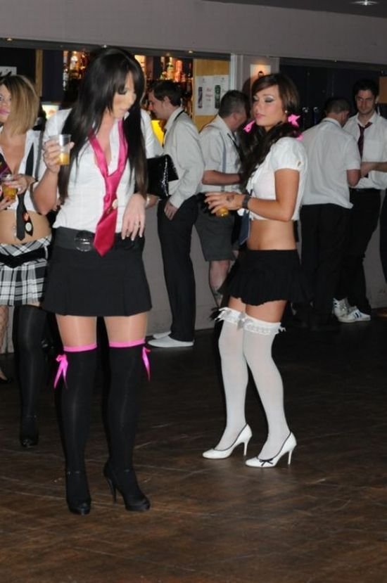 Переодетые в школьниц девушки в ночных клубах (100 фото)