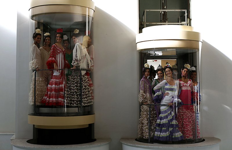 Участницы конкурс Мисс Севилья, одетые в традиционные костюмы, стоят в лифтах во время презентации в Севилье, Андалусия. Победительница конкурса будет участвовать в конкурсе Мисс Испания в 2010 году