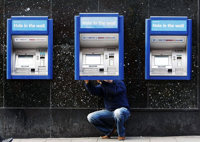 Работник ремонтирует банкомат в одном из банков Лондона. Банки Великобритании выиграли судебный процесс по поводу комиссионных сборов за предоставление кредита, в результате останутся ни с чем сотни тысяч банковских клиентов, которые были намерены потребовать возвращения миллиардов фунтов, взымавшихся, как они считают, несправедливо.
