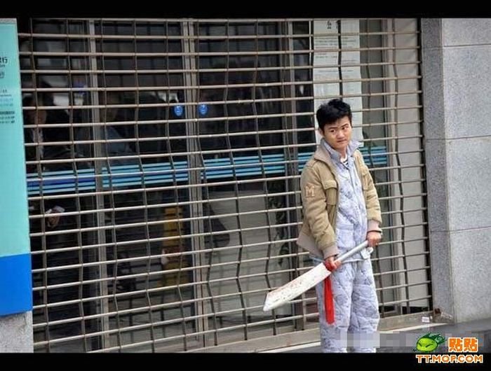 Очумевший китаец с мечом (13 фото)