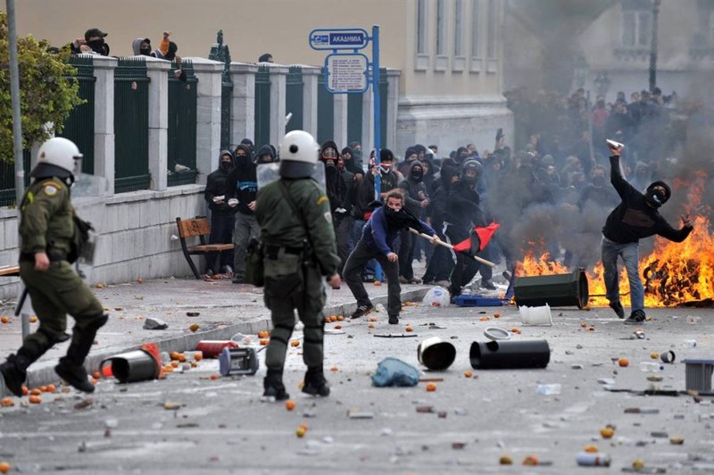 Столкновения демонстрантов с ОМОНом во время беспорядков в Афинах, Греция, в воскресенье, 6 декабря.
