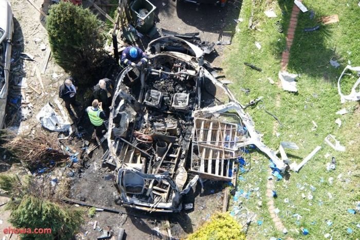 Взрыв ацетилена уничтожил автомобиль (10 фото)