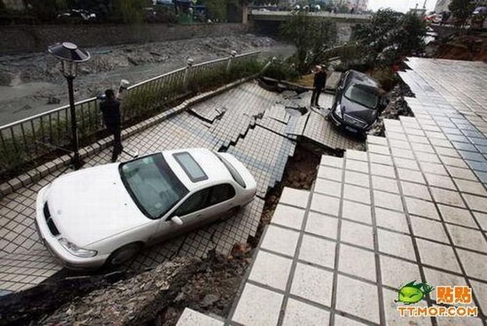 Обвал дороги в Китае (3 фото)
