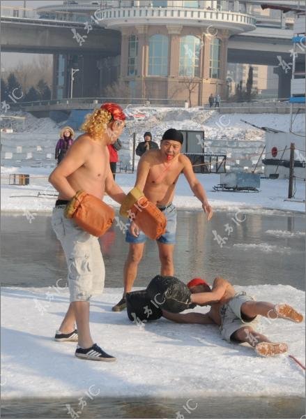 Зимнее развлечение - бокс на льду (4 фото)