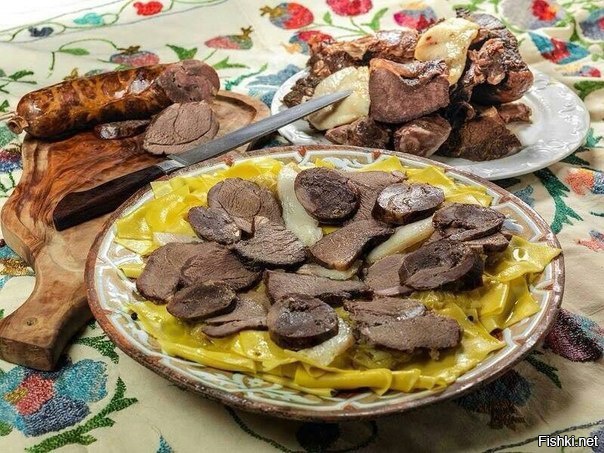а как же Бишбармак и Казлык(Казы башкирский вариант произношения, казылык татарский.вареная или сыровяленая)вообще деликатес.пальчики оближешь.есть еще многих др. вкусных блюд Башкирской и Татарской кухни.все не перечислить.:glutton: ммм...