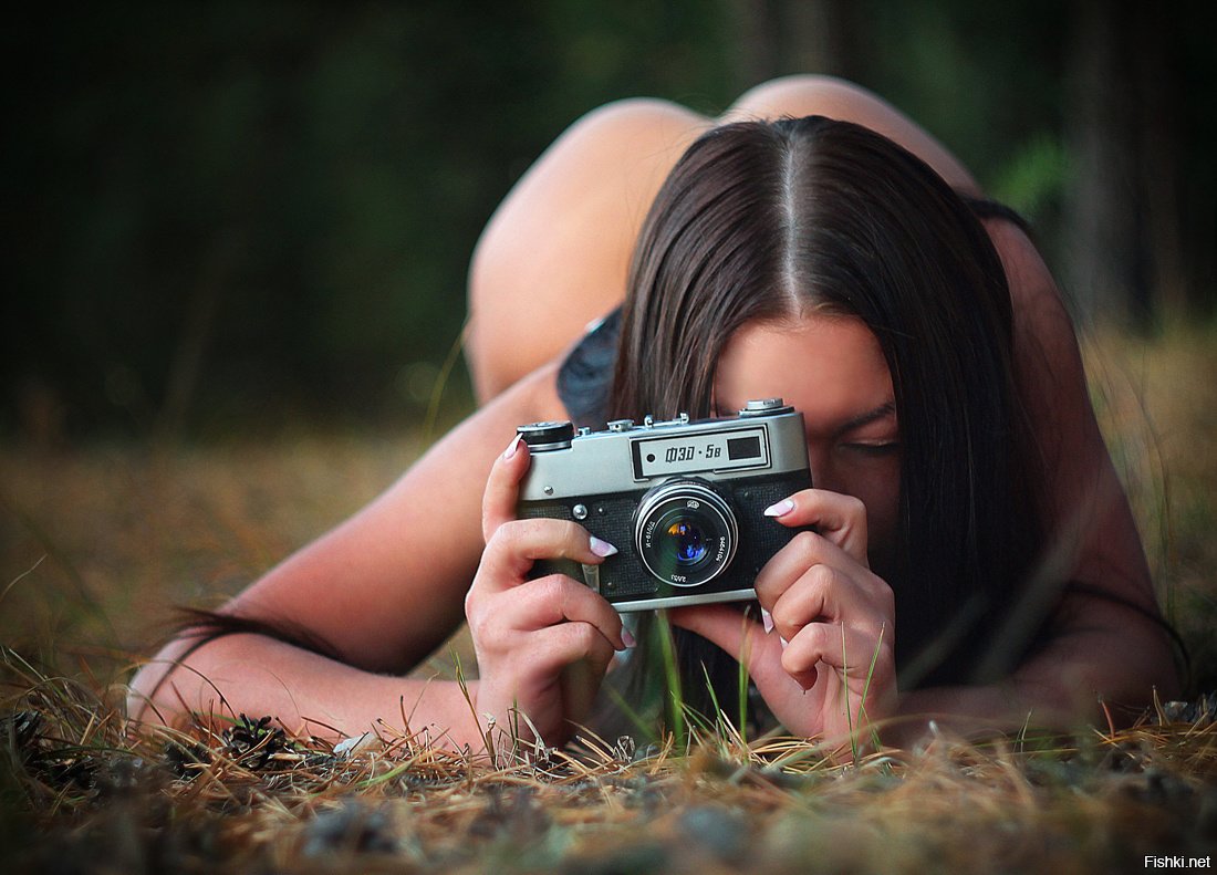 Парень фотографирует свою девушку голой на природе фото
