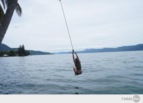 Не так это просто, как кажется, руки должны быть не совсем слабыми =) В Мексике такая штука называется "тиролеса", очень прикольно прыгать с нее в глубокие сеноты. Персонал заставляет присесть, тогда рывок не такой сильный.
А еще была тарзанка на Суматре, с пальмы в вулканическое озеро))