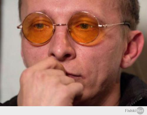 Охлобыстин об Украине: За последние несколько недель я испытал целую гамму чувств к происходящему в Украине.
Поначалу это было восхищение гражданским мужеством украинцев, способных противостоять бессовестной, грабительской власти, потом - беспокойство за жизни простых людей, потом - изумление от агрессивной потери способности судить объективно и опьянения наступающим хаосом, потом скорбь первых смертей, среди протестующего народа, потом отрезвление от услышанного лозунга "москалей на ножи" и наконец - чувство брезгливости, после предложения Верховной Рады вступить Украине в НАТО.
Откровенный полицайский душок, исходящий от этой государственной инициативы, заставил меня заново переосмыслить происходящее. Мое сердце отказывается принимать это как правду. Не могут настоящие украинцы предлагать свои услуги потенциальным противникам своих же братьев славян, какими бы они не были. Не могут позволить размещать на своих территориях "натовские" базы, откуда, в случае военных действий, полетят ракеты, несущие смерть и разрушение в русские города.
Ну, не может этого быть! Это не украинцы, это другие, обернувшиеся, украинцами упыри. Настоящие украинцы были и останутся нашими братьями и сестрами. Ныне и присно и во веки веков! Никто, не враги, не обстоятельства не способны разлучить нас. Я верю в это и буду верить в это всегда.
И, если это не так, я не хочу узнать этого.
Иначе, это станет моей личной, духовной катастрофой.