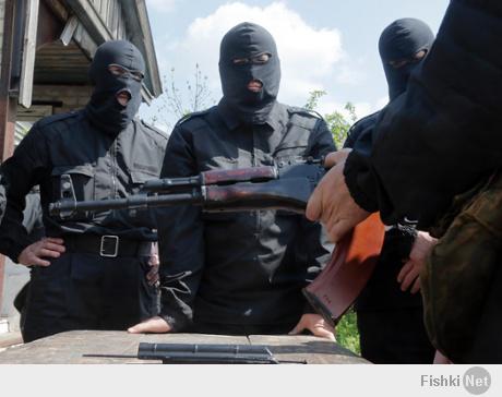 The Guardian опубликовала статью о сегодняшних событиях и несколько снимков. Подпись под одним из них гласит: «Про-украинский отряд самообороны проводит военные занятия в лагере под Донецком» .</p><p>На снимке мы видим, как боевиков, одетых во все черное, включая балаклавы</p><p>1. Учат разбирать автомат Калашникова!</p><p>2. Их учат разбирать автомат Калашникова НЕПРАВИЛЬНО!!!</p><p>.</p><p>Выводы?</p><p>.