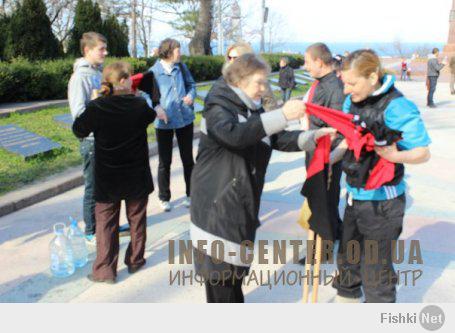 В Одессе активисты Куликового поля помыли плиты на Аллее Славы флагами УПА
В Одессе активисты Куликова поля совершили небольшой поход к Аллее Славы, с тем чтобы провести небольшой субботник. Целью мероприятия было помыть плиты на аллее, которые изрядно запылились, а также привести территорию в порядок.

Правда, не обошлось и без политической составляющей. Памятуя о том, что сделала вчера один из организаторов евромайдана Алена Балаба, активисты осуществили "небольшую месть": плиты помыли тряпками, которые имели красно-черную окраску (цвет флага УПА - ред).

"Сожжение геогриевских ленточек на вечном огне - это кощунство и плевок в душу всем погибшим воинам-освободителям. Этим поступком они оскорбили весь город, мы этого никогда не простим. Для того, чтобы совместить приятное с полезным, мы порвали флаг УПА и моем им мемориальные плиты. Вот так мы будем поступать со всеми, кто будет делать гадости", - прокомментировала ситуацию Нина Кочановская.