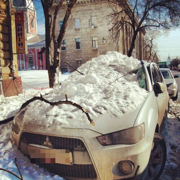 снег с крыши, лавина снега, испортил машину