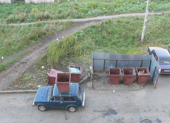 Коварные мусорщики мстят за неправильную парковку (фото)