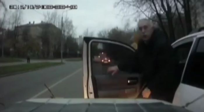 Суровый водитель на УАЗе против члена Правительства Москвы (видео)