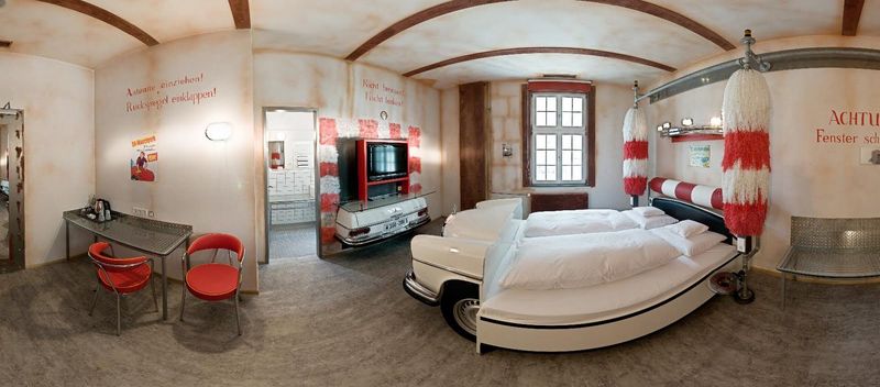 Знаменитый немецкий отель в автомобильном стиле V8 Hotel (23 фото)