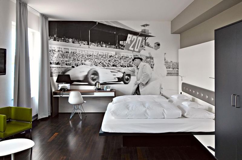 Знаменитый немецкий отель в автомобильном стиле V8 Hotel (23 фото)