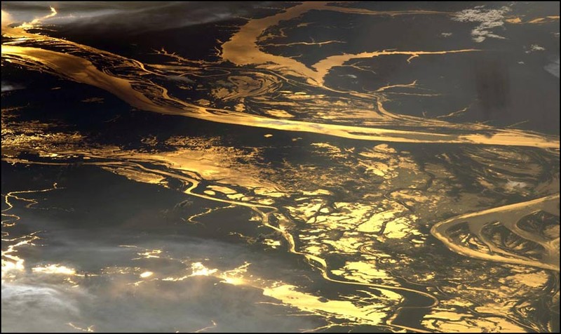 Бассейн реки Амазонки в лучах заката. Это тоже снято руками космонавта. Понятно, почему люди не жалеют денег на полет к космос.