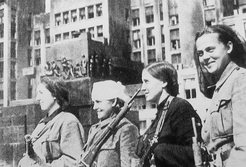 Женщины-партизанки в освобождённом Минске, 1944 год.