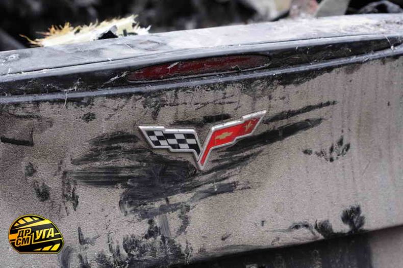 Неизвестные сожгли Corvette (19 фото)
