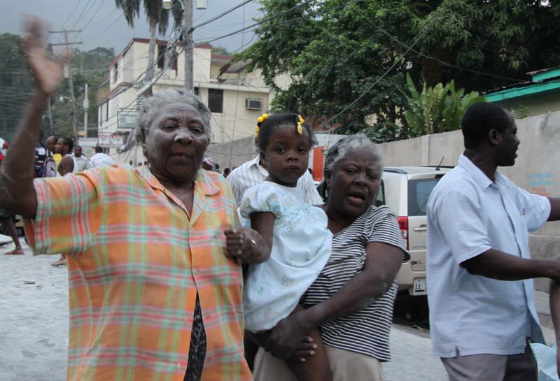 Люди после землетрясения в Порт-о-Пренс, Гаити, 12 января 2010 года.