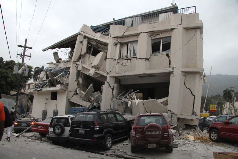 Разрушенное в результате землетрясения здание на улице Порт-о-Пренс, Гаити, 12 января.