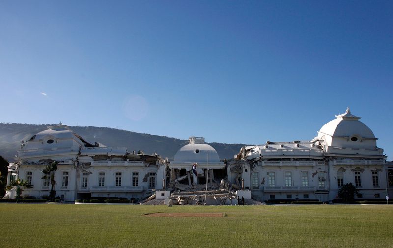 Вид на сильно поврежденный президентский дворец в Порт-о-Пренс, который в центральной части составлял раньше три этажа после землетрясения.