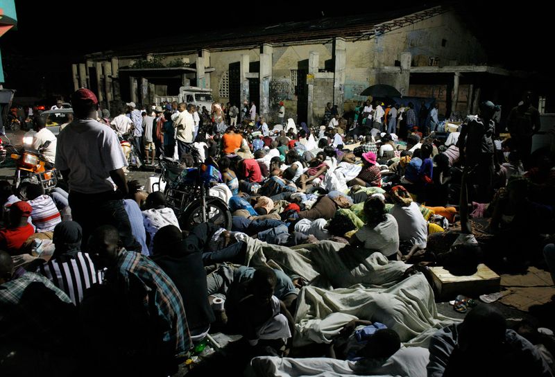 Жители Порт-о-Пренс спят на улице после землетрясения 13 января.