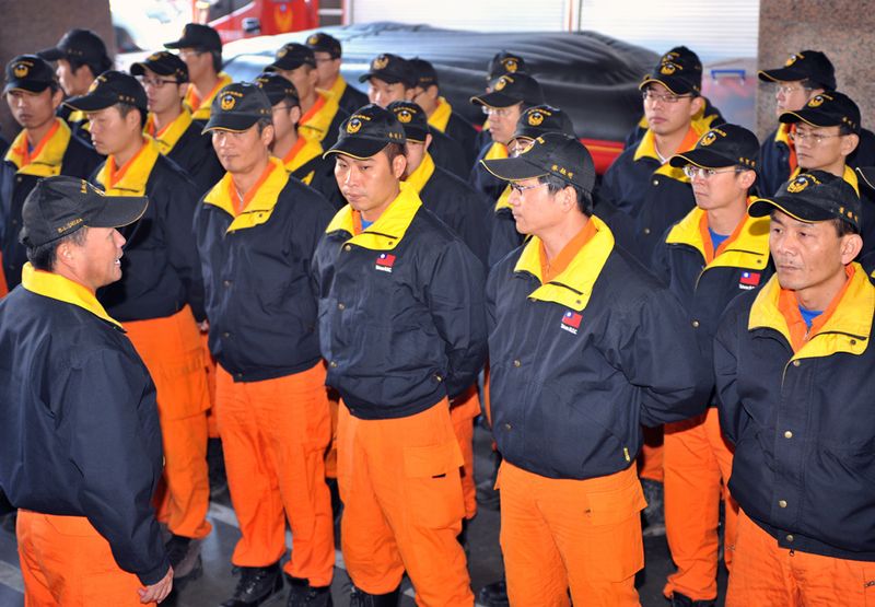 Команда тайваньских спасателей стоит у пожарного департамента в Тайбэе 13 января во время подготовки к отправлению на Гаити для оказания помощи пострадавшим от землетрясения.