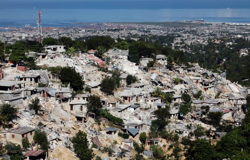 Вид на разрушенный землетрясением район Canape-Vert в столице Гаити 13 января 2010.