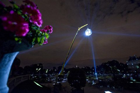 Мишель де Бруан строит самый большой в мире шар для дискотеки  (10 фото)