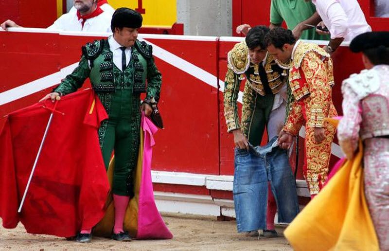 А матадору Мигелю Ангелю Перере из Испании пришлось надеть обычные джинсовые шорты, когда бык порвал его штаны. 