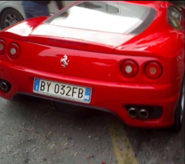 Водитель Ferrari запарковал свою тачку (3 фото)