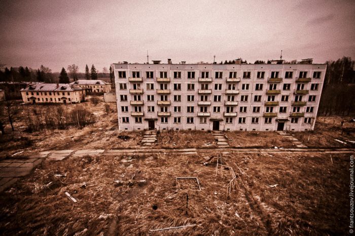 Заброшенный военный городок (39 фото)