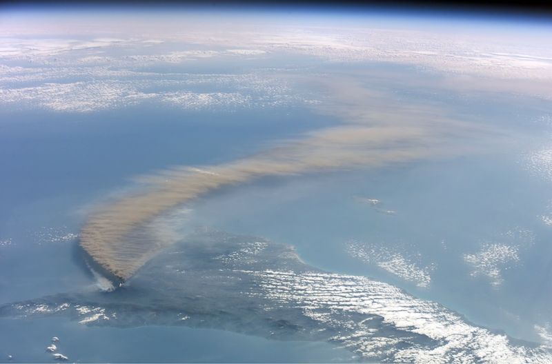 15. Вид в орбиты Земли на извержение Этны в 2002 году. 