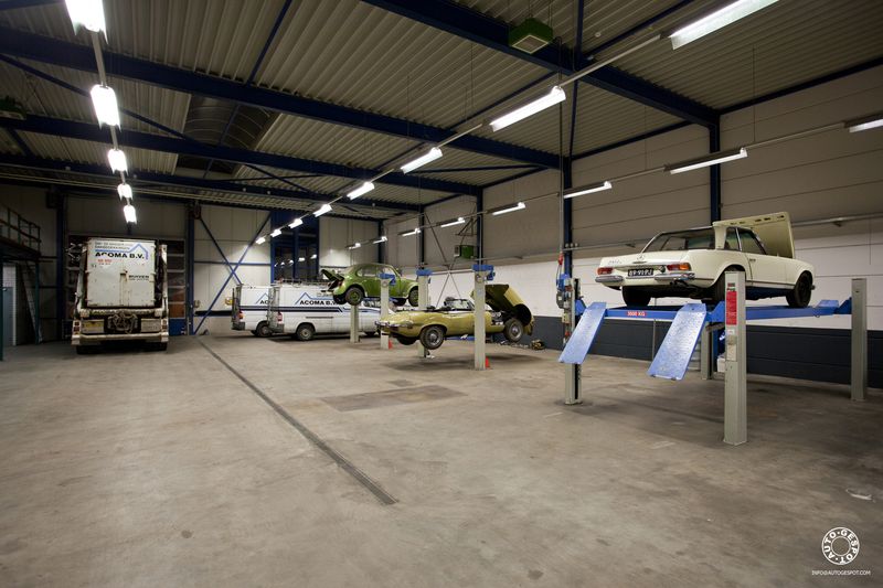 Большая коллекция суперкаров в гараже в Голландии (35 фото)