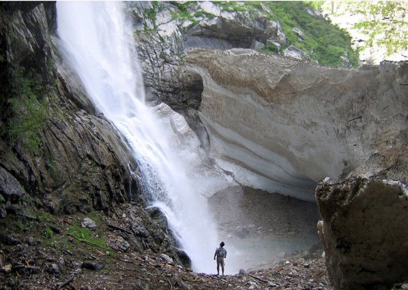 4. Северо-запад Абхазии. Турист смотрит на Гегский водопад, который очень популярен среди российских туристов. Абхазия по закону принадлежит Грузии, но после российско-грузинского конфликта, который состоялся в 2008 году, контроль над регионом захватили сепаратисты.