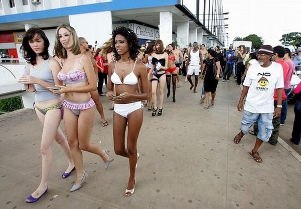 Бразильский День нижнего белья в Бразилиа (12 фото)