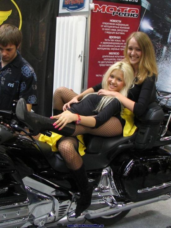 Прекрасные девушки на шикарных мотоциклах (80 фото)