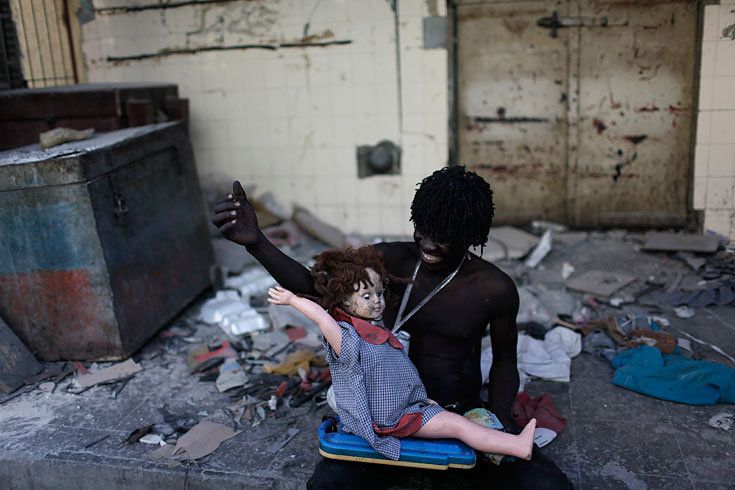 Порт-о-Пренс, Гаити. Подросток со старой куклой.