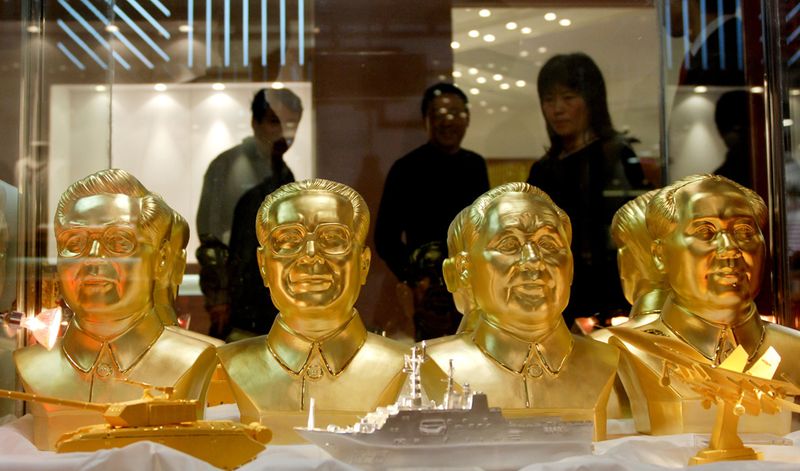 Пекин, Китай. Выставка золотых изделий в китайской столице. Вниманию публики предложены бюсты любимых руководителей КНР Ху Цзиньтао, Цзянь Цзэминя, Дэн Сяопина и Мао Цзэдуна, выполненные из чистого золота.