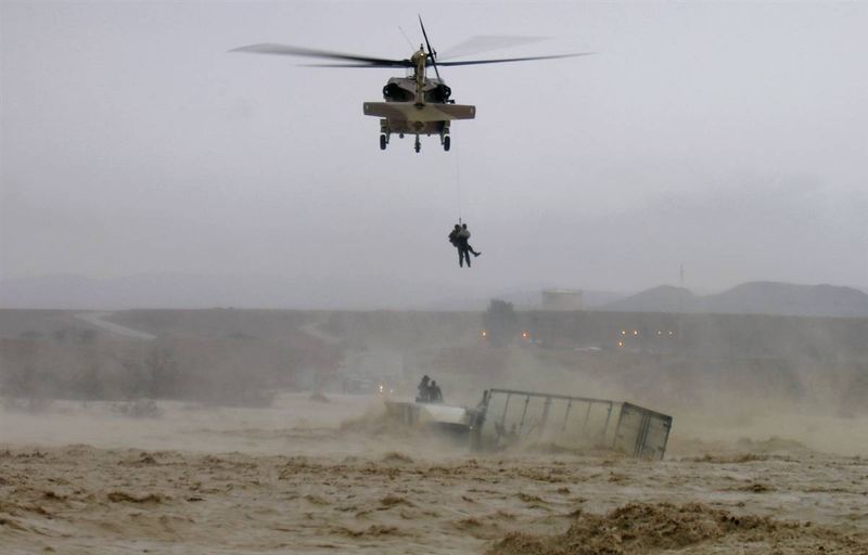 Южная часть пустыни Негев, Израиль. Вертолет израильских ВВС спасает нескольких водителей из волн наводнения.