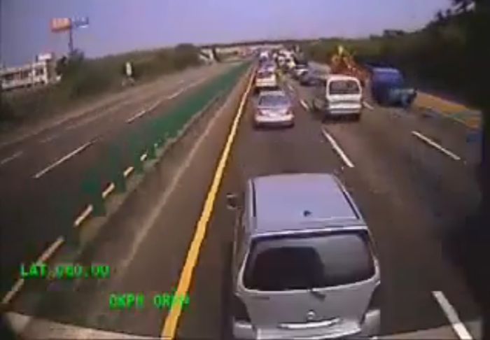 Неуправляемый автобус влетел в пробку (фото+видео)