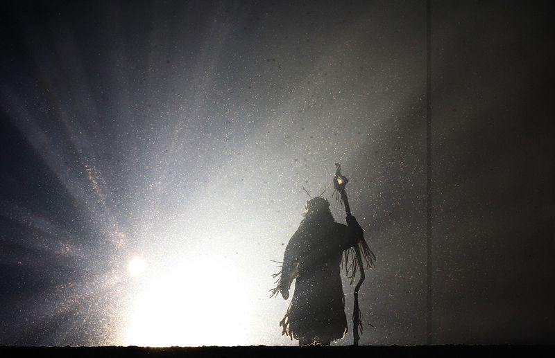 Артист в костюме коренного канадца входит на стадион «BC Place» на церемонии открытия. 