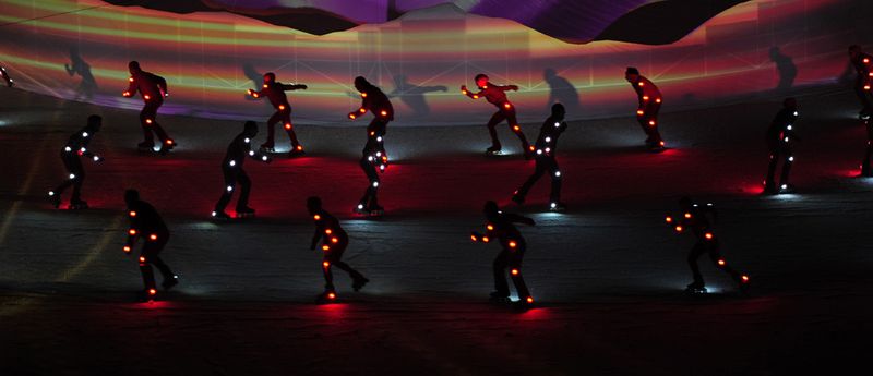Конькобежцы с лампочками гоняют по стадиону «BC Place» на церемонии открытия. 