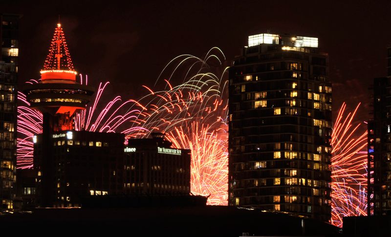Салют озаряет ночное небо после церемония открытия игр в Ванкувере. 