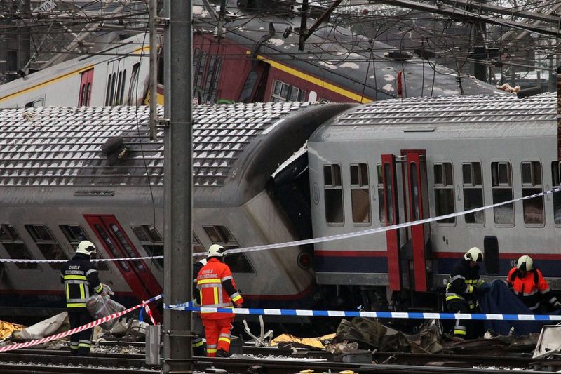По свидетельствам одного из пассажиров, столкновение было очень сильным, поскольку поезд, в котором он находился, перед столкновением даже не производил экстренного торможения.
